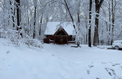 Gatlinburg - Pigeon Forge Cabin | COZY CABIN! Perfect Honeymoon or Private Getaway. Hot tub & Fireplace
