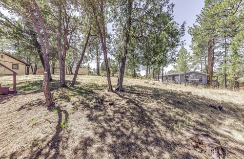 Ruidoso Cottage | Cozy Cabin w/Deck < 1 Mi to Midtown Ruidoso!
