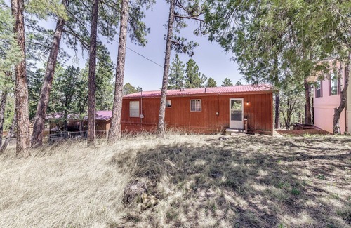 Ruidoso Cottage | Cozy Cabin w/Deck < 1 Mi to Midtown Ruidoso!