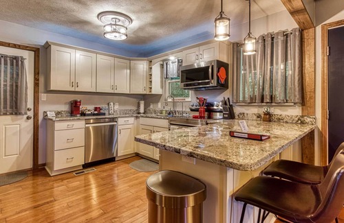 Gatlinburg Cabin | Cozy Cabin w/Mountain Views Near SkyLift Park!