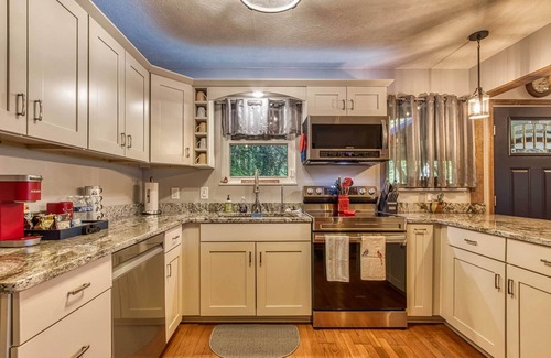 Gatlinburg Cabin | Cozy Cabin w/Mountain Views Near SkyLift Park!