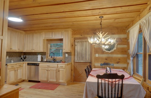 Tate Cabin | Cozy Cabin with ADA accessible, golfing, hiking, beach, tennis, and more!