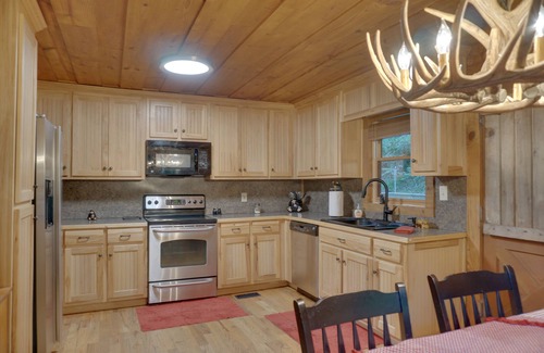 Tate Cabin | Cozy Cabin with ADA accessible, golfing, hiking, beach, tennis, and more!