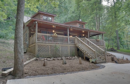 Tate Cabin | Cozy Cabin with ADA accessible, golfing, hiking, beach, tennis, and more!