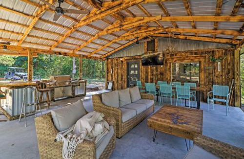 Elizabeth House | Cozy Cabin with Backyard Oasis 11 Mi to Marina