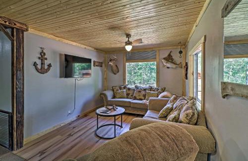 Elizabeth House | Cozy Cabin with Backyard Oasis 11 Mi to Marina