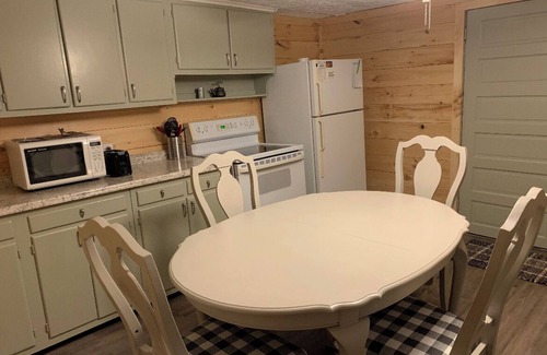 Grundy Cabin | Cozy cabin with direct Spearhead ATV trail access!