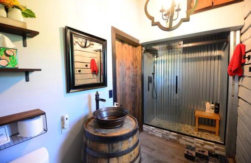 Hinckley House | Cozy Cabin with Hottub at Cloverdale Cabins