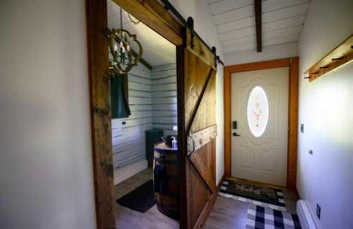 Hinckley House | Cozy Cabin with Hottub at Cloverdale Cabins
