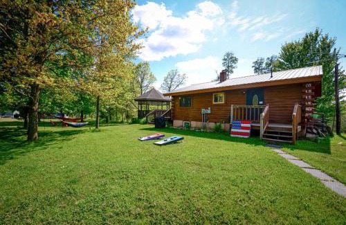 Hinckley House | Cozy Cabin with Hottub at Cloverdale Cabins