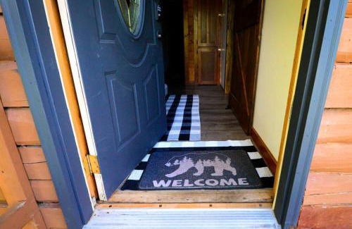 Hinckley House | Cozy Cabin with Hottub at Cloverdale Cabins