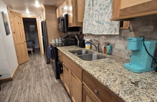 Willis Cabin | Cozy cabin with WiFi and AC in peaceful Willis just a few steps from the lake