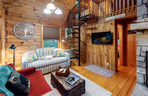 Tenants Harbor Cabin | Cozy Cabin with WiFi, Full Kitchen, Gas Grill, and Loft - 300 Feet to Water