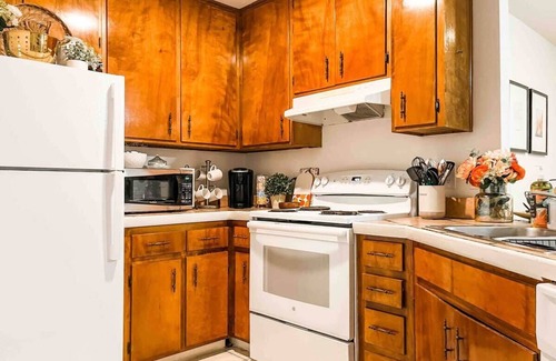 Tallahassee House | Cozy Canopy Cottage tucked away - East Tallahassee