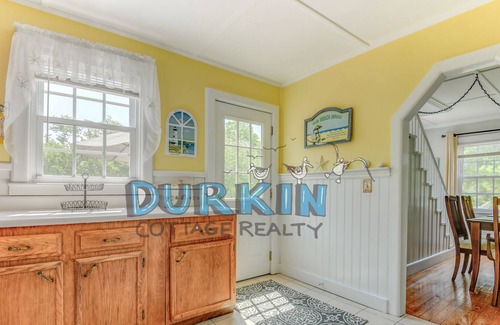Narragansett House | Cozy Cape, Expansive Deck and Backyard, Close to Beach and Nature Preserve
