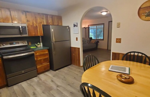 Reedsport Cottage | Cozy Cattail Cottage a comfortable coastal estuary woodland home near Reedsport