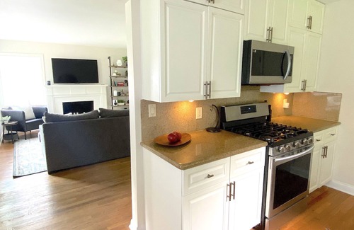 Clintonville House | Cozy Central Clintonville Abode! Close to OSU, Riverside, and the city buzz!