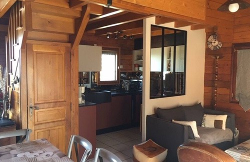 Arette Ski Chalet | Cozy Chalet for 6-8, Near Shops, Modern Amenities, Ski Storage & Free Parking