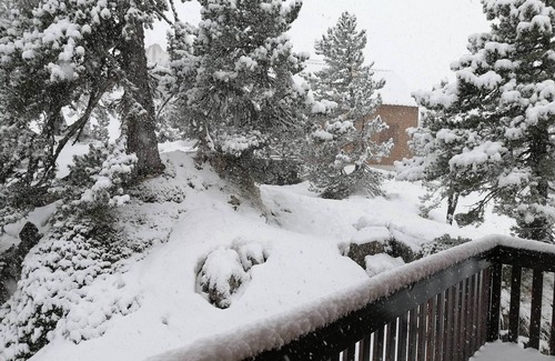 Arette Ski Chalet | Cozy Chalet for 6-8, Near Shops, Modern Amenities, Ski Storage & Free Parking