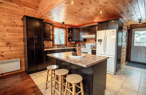 Chertsey Ski Chalet | Cozy Chalet with Spa Le Havre R&R