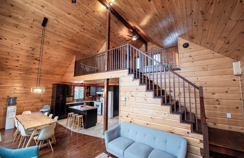 Chertsey Ski Chalet | Cozy Chalet with Spa Le Havre R&R