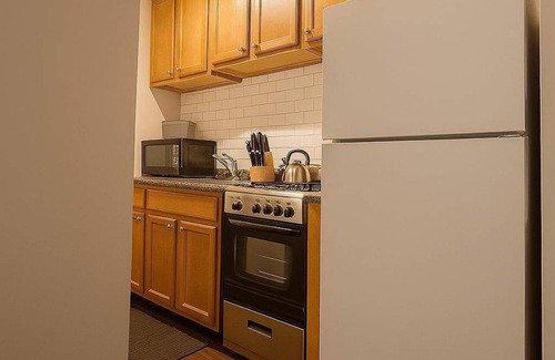 Hyde Park Apartment | Cozy Charm Studio Apt in Chicago