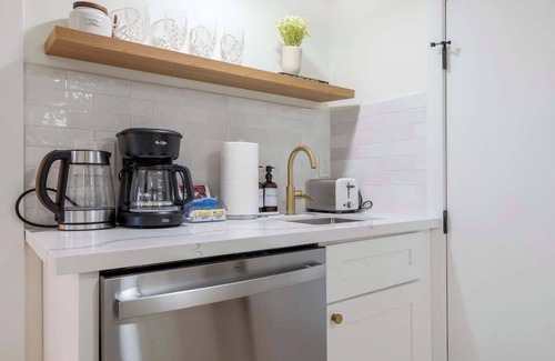 Wallingford House | Cozy& Chic 1BR 1BA Lower Unit Near Lake Union