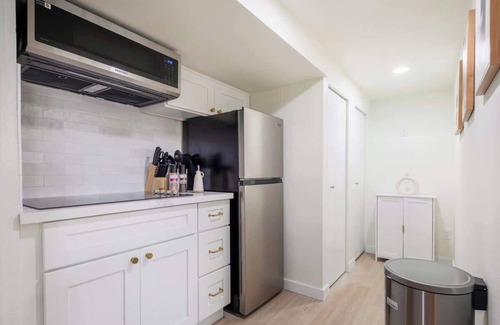 Wallingford House | Cozy& Chic 1BR 1BA Lower Unit Near Lake Union