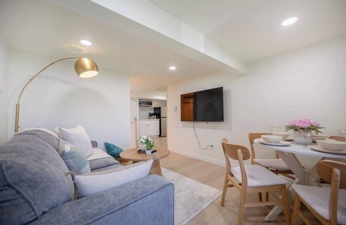 Wallingford House | Cozy& Chic 1BR 1BA Lower Unit Near Lake Union