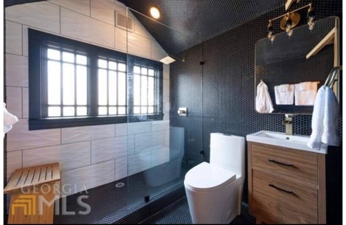 East Lake Apartment | Cozy + Chic Atlanta Carriage House