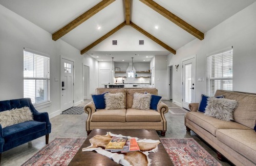 Washington Cottage | Cozy Chic Cabin with Fire Pit, BBQ and Countryside Views in Texas