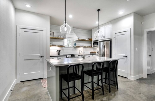 Washington Cottage | Cozy Chic Cabin with Fire Pit, BBQ and Countryside Views in Texas