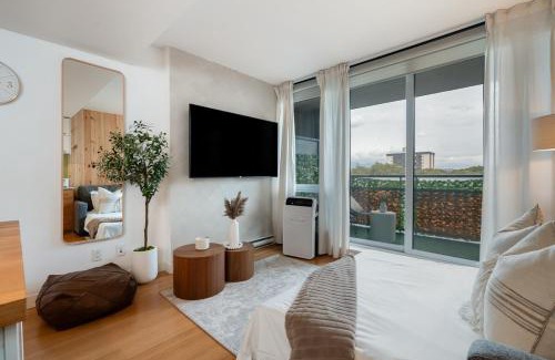 Strathcona Apartment | Cozy Chinatown Stay with Balcony and Parking near Pacific Station