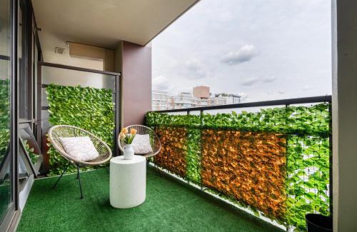 Strathcona Apartment | Cozy Chinatown Stay with Balcony and Parking near Pacific Station