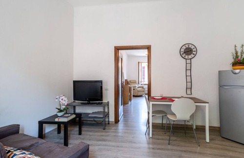 Como Apartment | Cozy, completely renovated 47sqm apartment located on the 3rd floor of a building WITHOUT elevator. The apartment is accessed via an external balcony overlooking the quiet internal courtyard.The accommodation is located in an excellent location in the ci