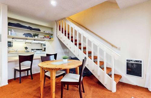 Mammoth Lakes Condo | Cozy Condo for 4, Near Shuttle & Eagle Lodge!
