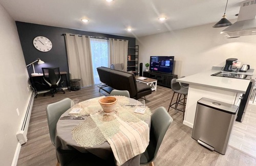 Renton Apartment | Cozy Condo in the Heart of Renton! Easy access.nn