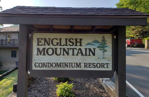 Sevierville Condo | Cozy condo. Serenity on top of Old Smokey About a 40 minute drive to DollyWood