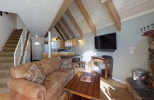 Mammoth Lakes Condo | Cozy condo with fireplace - near lake, skiing & hiking