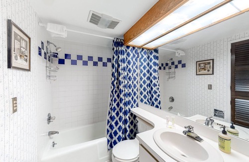 Warren Condo | Cozy Condo with Free Wifi, Pools and Tennis Courts, and Nearby Ski Access