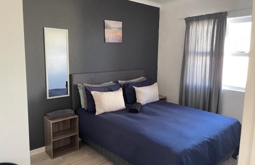 Muizenberg Apartment | Cozy corner apartment Muizenberg