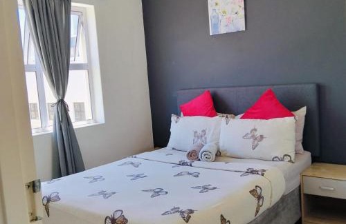 Muizenberg Apartment | Cozy corner apartment Muizenberg