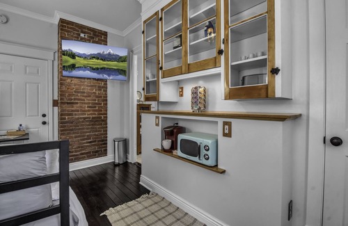 Front Park Apartment | Cozy Corner on Columbus - modern & close to all!