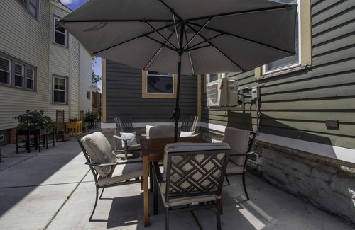 Front Park Apartment | Cozy Corner on Columbus - modern & close to all!