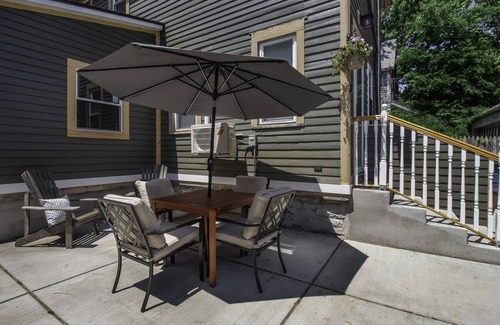 Front Park Apartment | Cozy Corner on Columbus - modern & close to all!