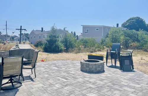 Biddeford House | Cozy Costal Cottage ~ Prime Location ~ Just Seconds from Hills Beach!