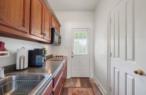 South Baton Rouge Cottage | Cozy Cottage/15 Minutes from LSU/Quiet Neighborhood