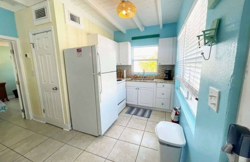 Port Canaveral Cottage | Cozy Cottage 1BR w/sun room, 3 min walk to beach