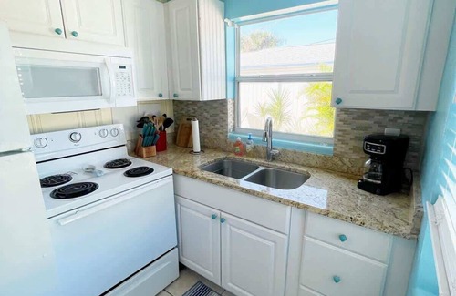 Port Canaveral Cottage | Cozy Cottage 1BR w/sun room, 3 min walk to beach