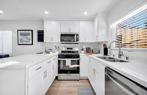 Thousand Oaks House | Cozy Cottage, Brand NEW, Private Yard, Walk to All